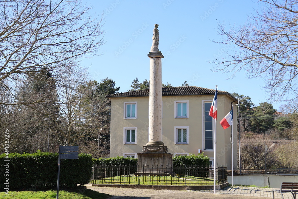 Obraz premium Le monument aux morts à côté d'un drapeau Français, ville de Tournus, département de Saône et Loire, France