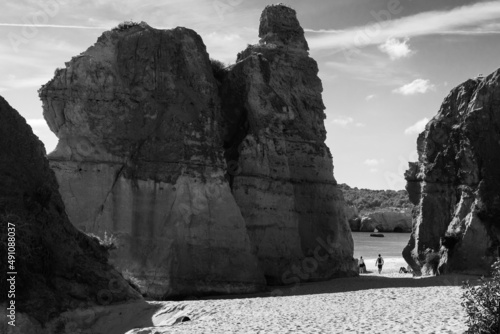 Fotografiet les hautes falaises sur la plage de Portimao (Portugal) en noir et blanc