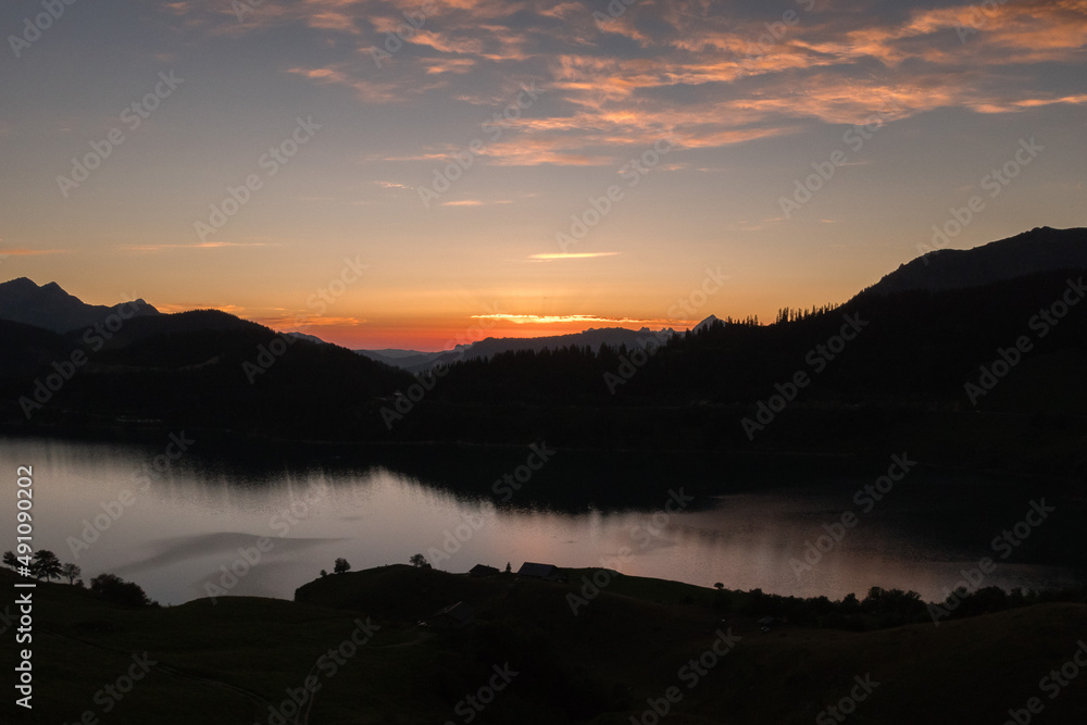 coucher du soleil sur le Lac de Roselend