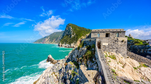 Foto View from Grotta di Lord Byron to beautiful coast scenery - travel destination o