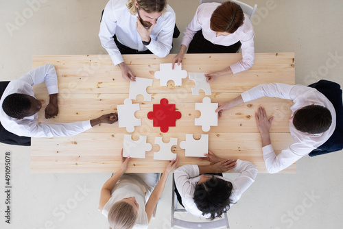 Bild auf Leinwand Diverse business people assembling puzzle