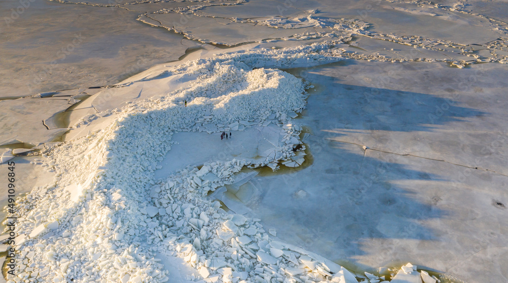 Φωτογραφία Aerial view to the group of unidentified people exploring the high mounds of cra