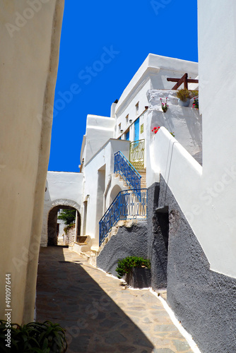 One of the charms of the Greek islands of the Cyclades (here, the island of Tinos), in the heart of the Aegean Sea, are the narrow streets: white houses, small flowered balconies and cobbled stairs
