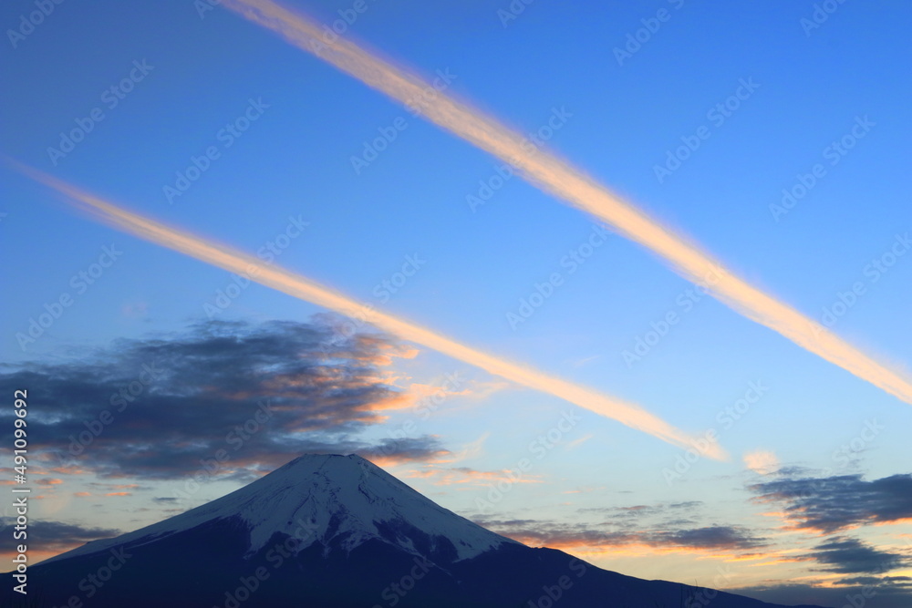 富士山に夕焼けと飛行機雲　世界遺産