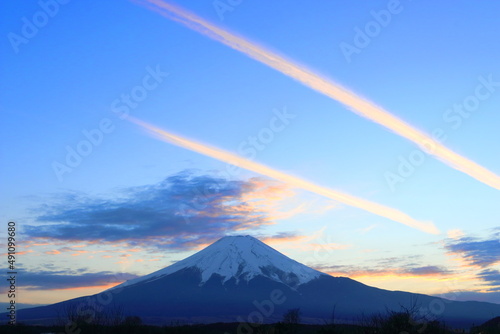 富士山に夕焼けと飛行機雲 世界遺産