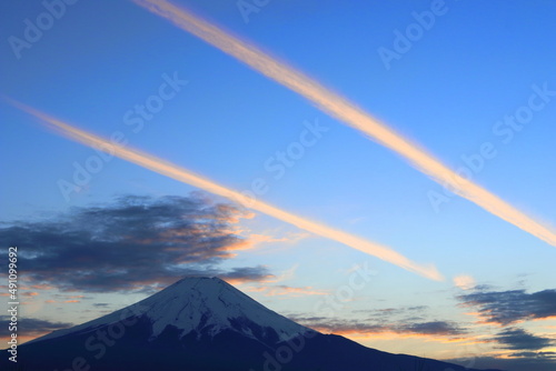 富士山に夕焼けと飛行機雲 世界遺産