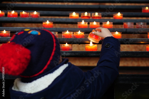 Kind mit Kerze in der Kirche