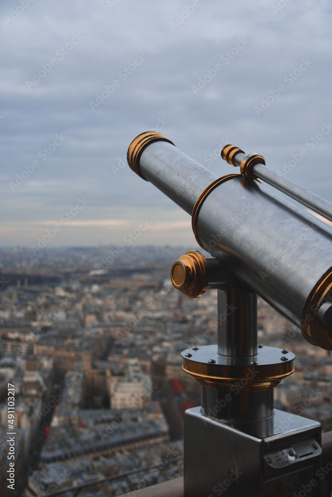 Foto de telescopios de la Torre Eiffel con la ciudad de París de fondo