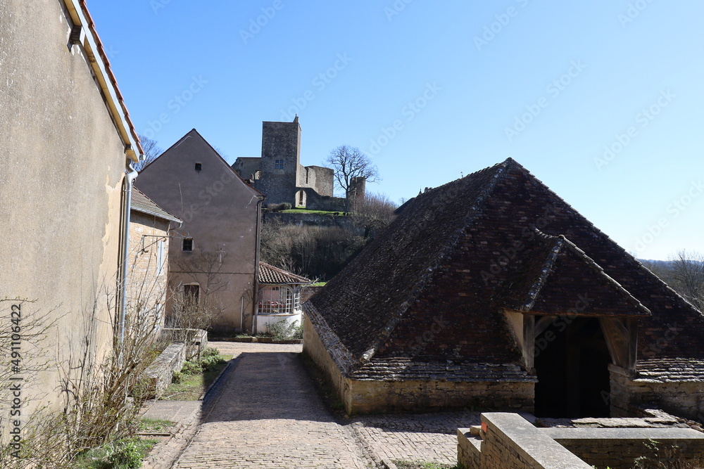 La place de la halle dans le village médiéval de Brancion, ville de Martailly Les Brancion, département de Saône et Loire, France