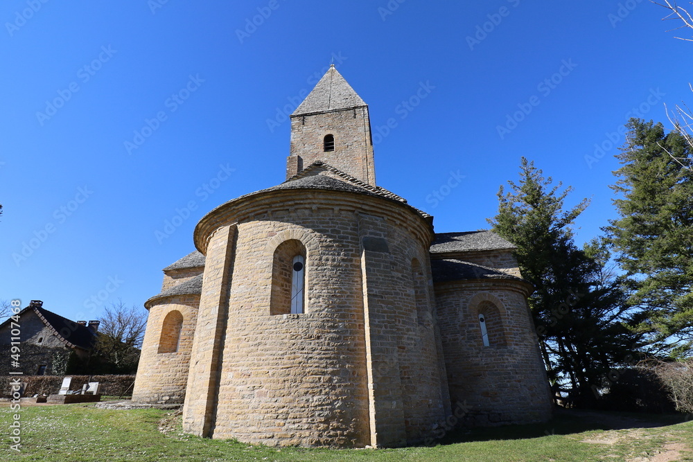 L'église Saint Pierre, vue de l'extérieur, dans le village médiéval de Brancion, ville de Martailly Les Brancion, département de Saône et Loire, France