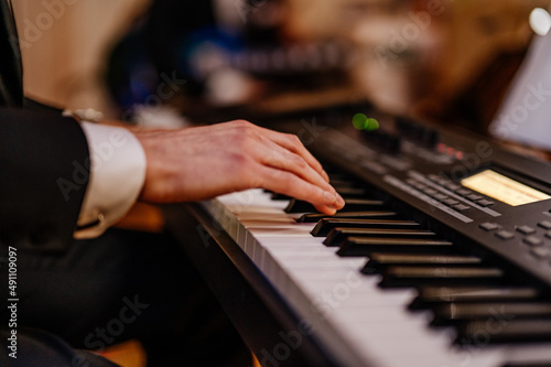 Ręce muzyka na instrumencie klawiszowym photo
