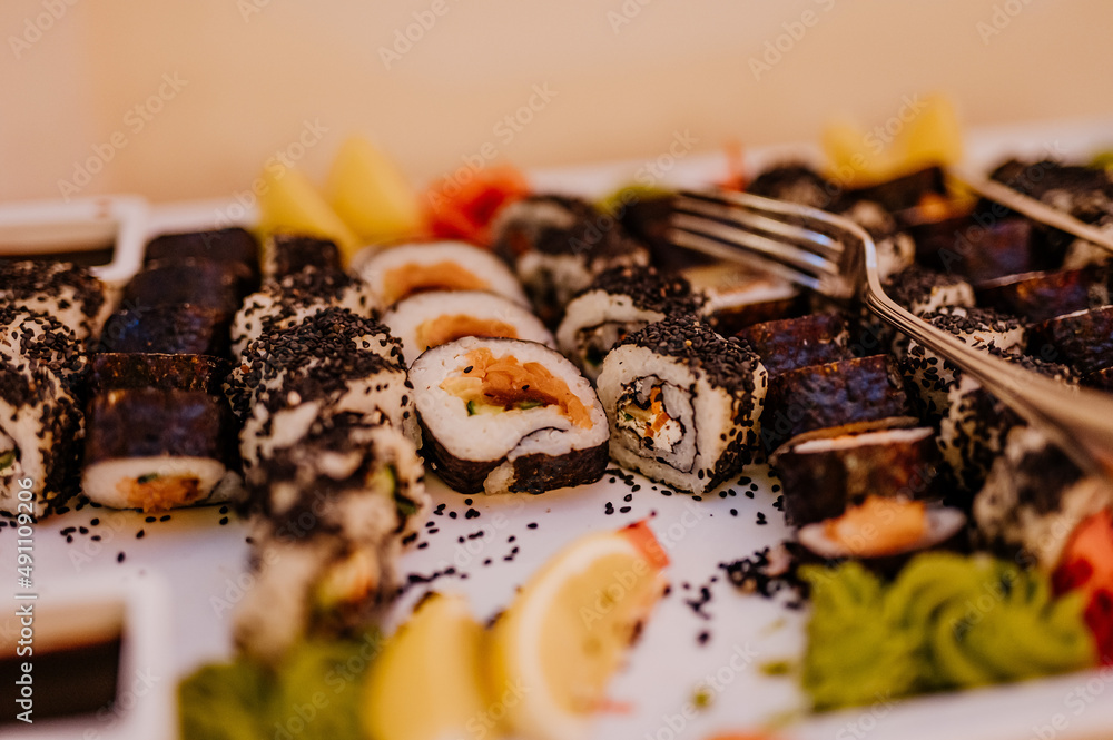 sushi na białym talerzu