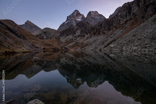 il lago fiorenza, scrigno della valle po al tramonto, con il monviso, il re di pietra, che si specchia al suo interno