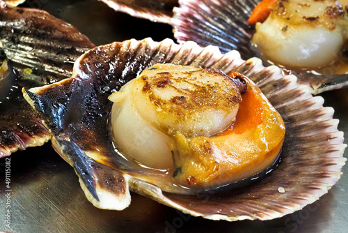 Grilled scallops on their juices