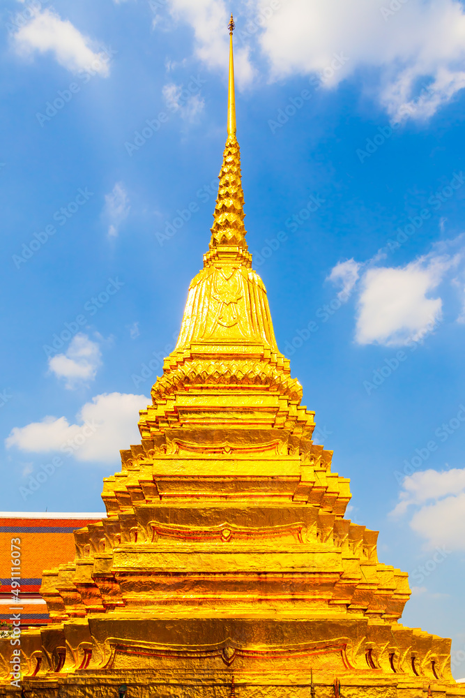 Fototapeta premium Golden stupa close up
