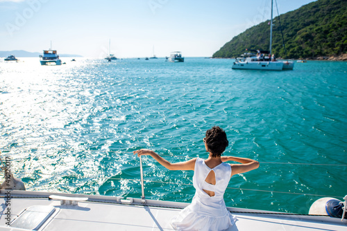 Photo Portrait of Caucasian woman enjoy luxury lifestyle catamaran boat sailing and looking at beautiful nature sea in summer sunny day