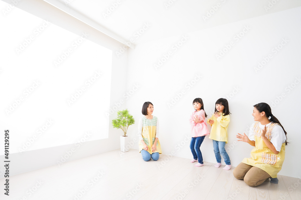 こども園で遊ぶ子どもたち こども園で遊ぶ子どもたち