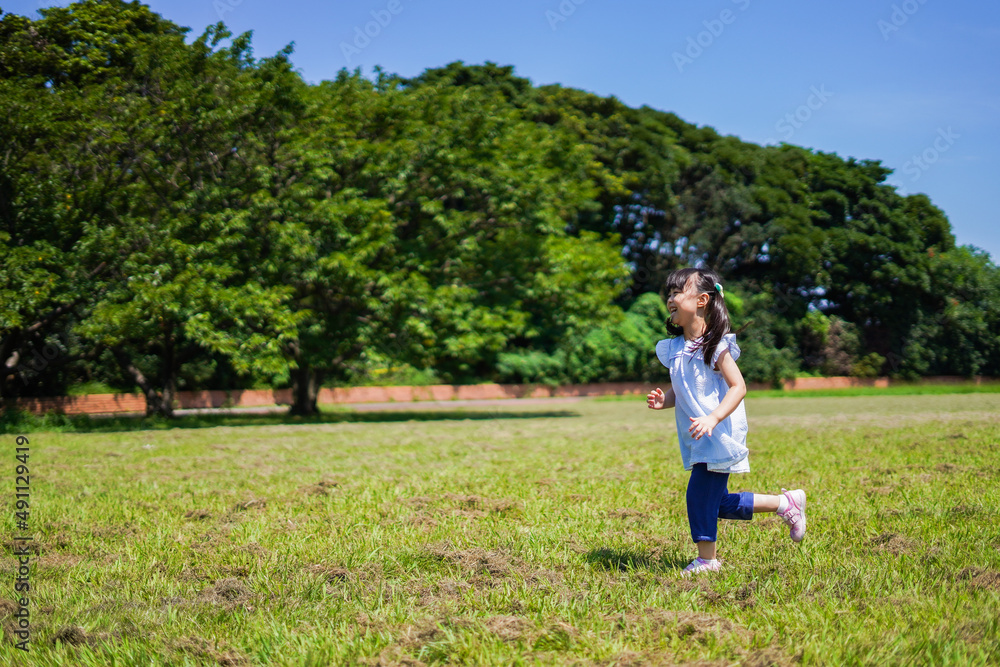 外で走り回る小さな女の子