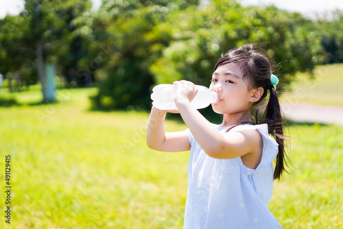 Wallpaper Mural 水分補給をする小さな女の子 Torontodigital.ca