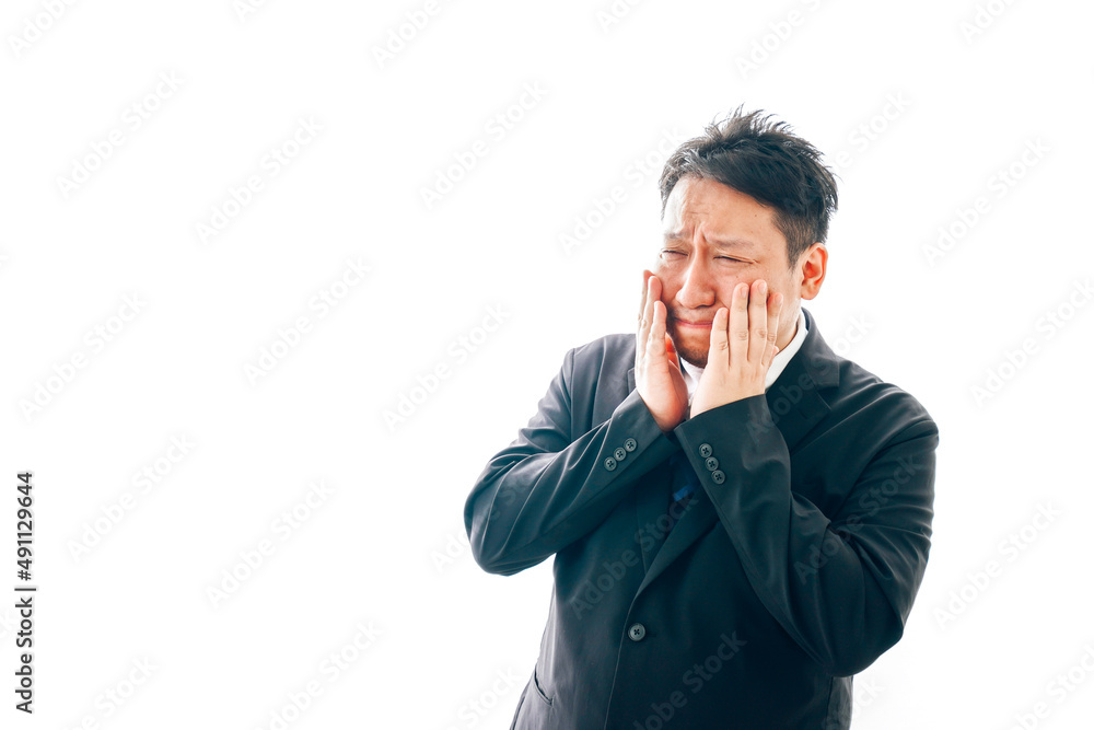 ひどく悲しむスーツを着た中年男性 ひどく悲しむスーツを着た中年男性