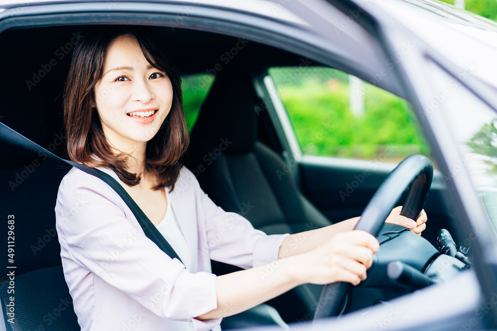 車を運転する若い女性 車を運転する若い女性