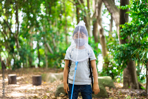マスクをして外で遊ぶ少年 © maroke