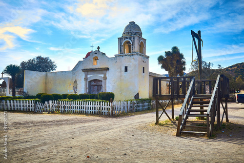 iglesia antigua en pueblo del viejo oeste photo