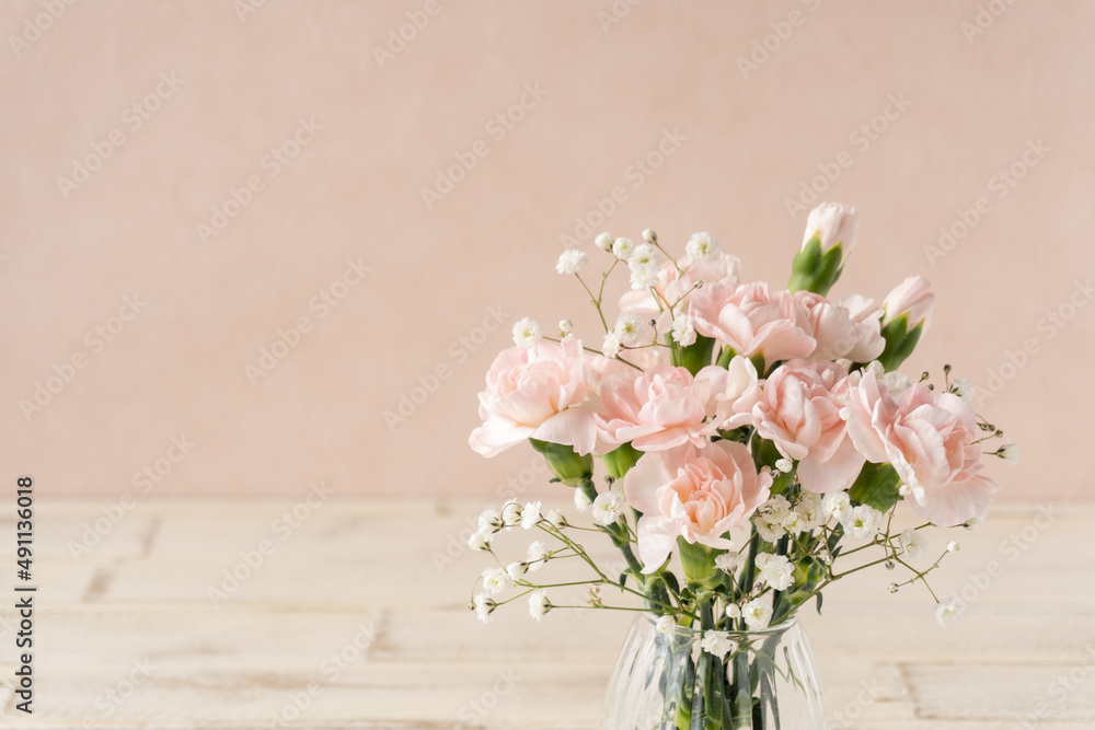 ピンクのカーネーションとカスミソウのヴィンテージモダンな背景 Stock Photo Adobe Stock ピンクのカーネーションとカスミソウのヴィンテージモダンな背景 Stock Photo Adobe Stock