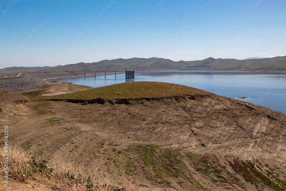Obraz premium San Louis Reservoir showing drought water levels