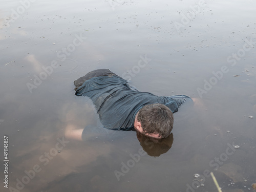 a corpse in the water, the body of a dead man was found by the lake near the pond, a drowned man was found