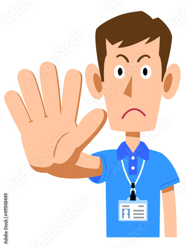 半袖のポロシャツ姿でネームタグを身に着けた男性スタッフの静止するポーズ
