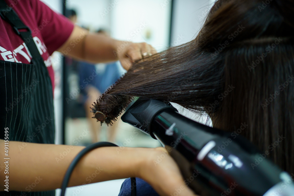 Naklejka premium Asian young woman have a hair cutting and spa by professional beauty hair dresser. 