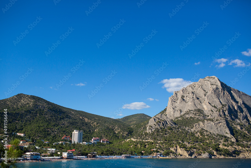 Obraz premium beautiful mountains near the shore of the blue sea