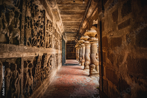 Thiru Parameswara Vinnagaram or Vaikunta Perumal Temple is a temple dedicated to Vishnu  located in Kanchipuram in the South Indian state of Tamil Nadu - One of the best archeological sites in India