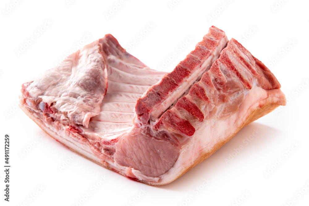Costata di maiale fresco e isolata su fondo bianco 