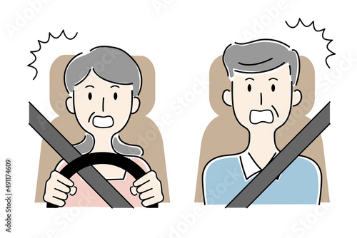 手描き風・運転中に驚く高齢女性と助手席の高齢男性のベクターイラスト