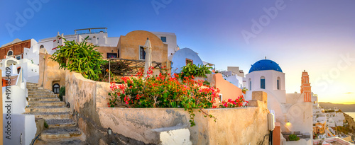 Obraz na płótnie Panorama of the city of Oia on the island of Santorini, Greece. Picturesque houses and churches with blue domes over the caldera, Aegean Sea w salonie