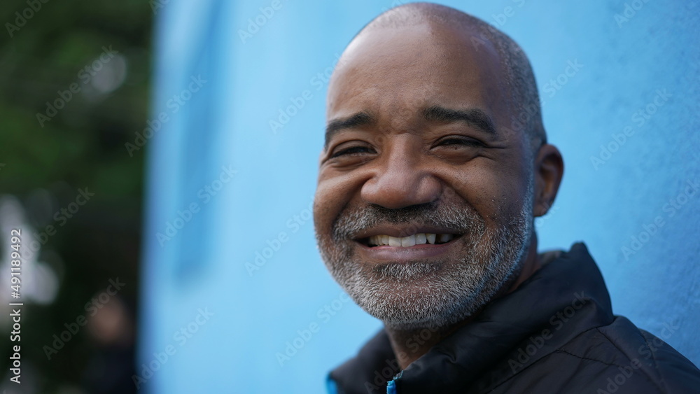 Fototapeta premium A smiling senior black man portrait face