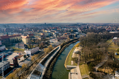 Miasto Racibórz na Śląsku w Polsce nad rzeką Odrą, panorama zimą z lotu ptaka © Franciszek