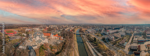 Miasto Racibórz na Śląsku w Polsce nad rzeką Odrą, panorama zimą z lotu ptaka