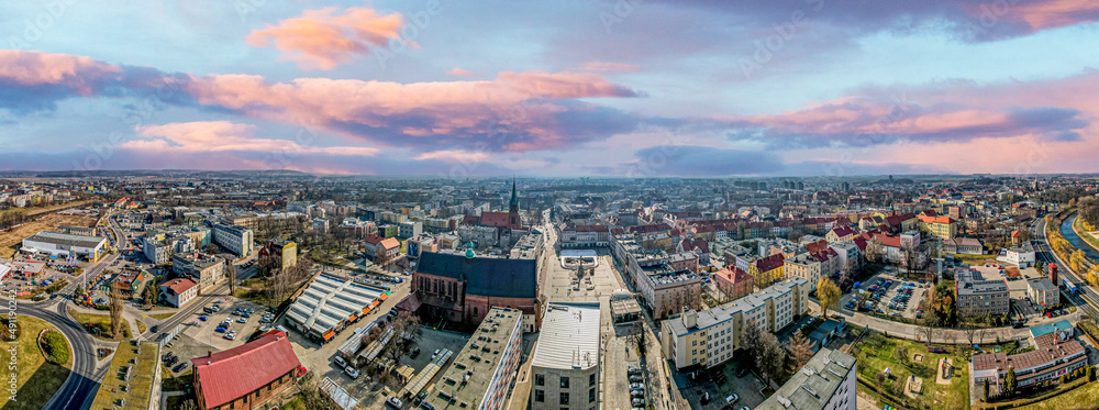 Obraz premium Miasto Racibórz na Śląsku w Polsce nad rzeką Odrą, panorama zimą z lotu ptaka