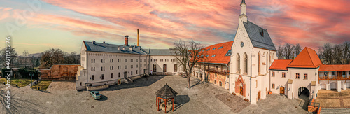 Miasto Racibórz na Śląsku w Polsce nad rzeką Odrą, panorama zimą z lotu ptaka