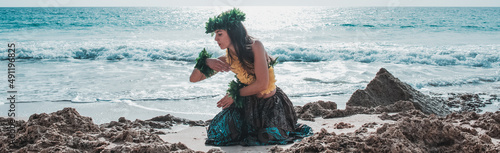 Photographie Hawaiian woman smiles relaxed on a paradise beach