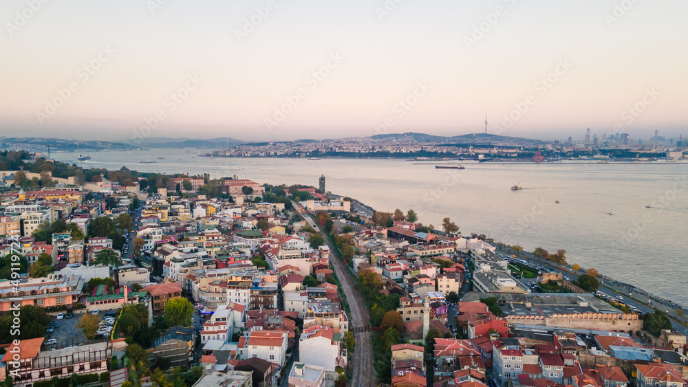 Obraz premium Aerial view of the Bosphorus Strait from the side of Blue Mosque. Top view of the beautiful cityscape of Istanbul, parts of Asian Turkey (Anatolia) from European Turkey on sunset