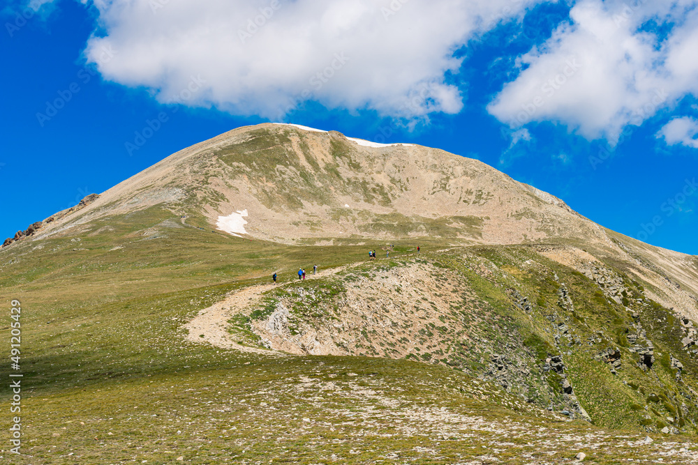 Fototapeta premium Hiking the high peak in the mountains (Peak of Bastiments, Pyrenees Mountains, Spain, Ulldeter)