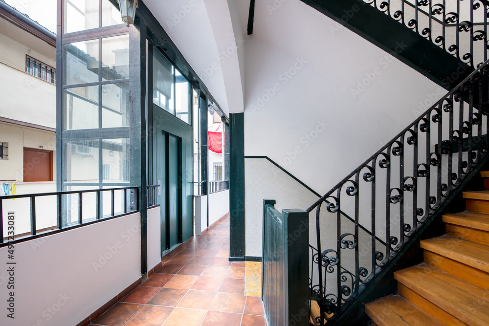 Obraz premium Stairs inside a typical Madrid corrala with an elevator attached to a corridor