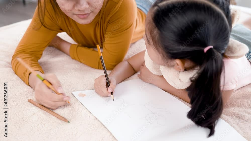 4K 50fps, Two adorable Asian girls, chatting happily, sister happily teaches sister how to draw on paper. 4K 50fps, Two adorable Asian girls, chatting happily, sister happily teaches sister how to draw on paper.