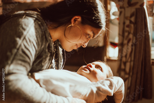 Mama e hija viéndose a la cara mientras juegan