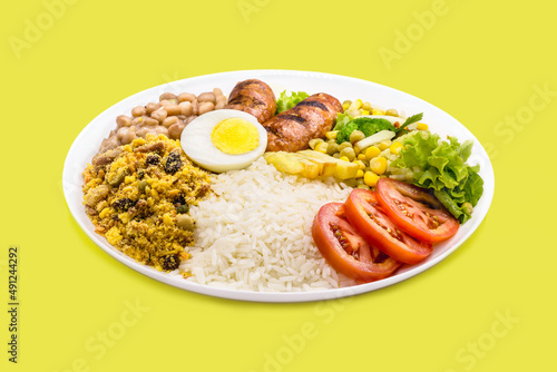 Valokuva typical brazilian meal, rice and beans, tomato salad, boiled egg and french frie