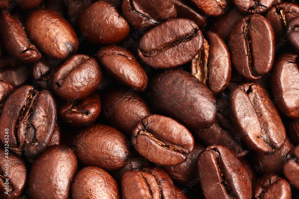 Naklejka premium Roasted coffee beans background, Top view